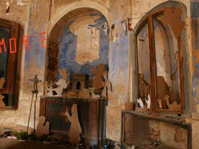 Ai nostri lati spuntano teche in legno fortemente deteriorate chiuse da ante prive di vetro, un tempo adibite per l�esposizione di oggetti sacri e statue di santi oggi conservate nella chiesa della Madonna di Loreto e sostituite pi� poveramente da sagome in cartone di personaggi del presepe